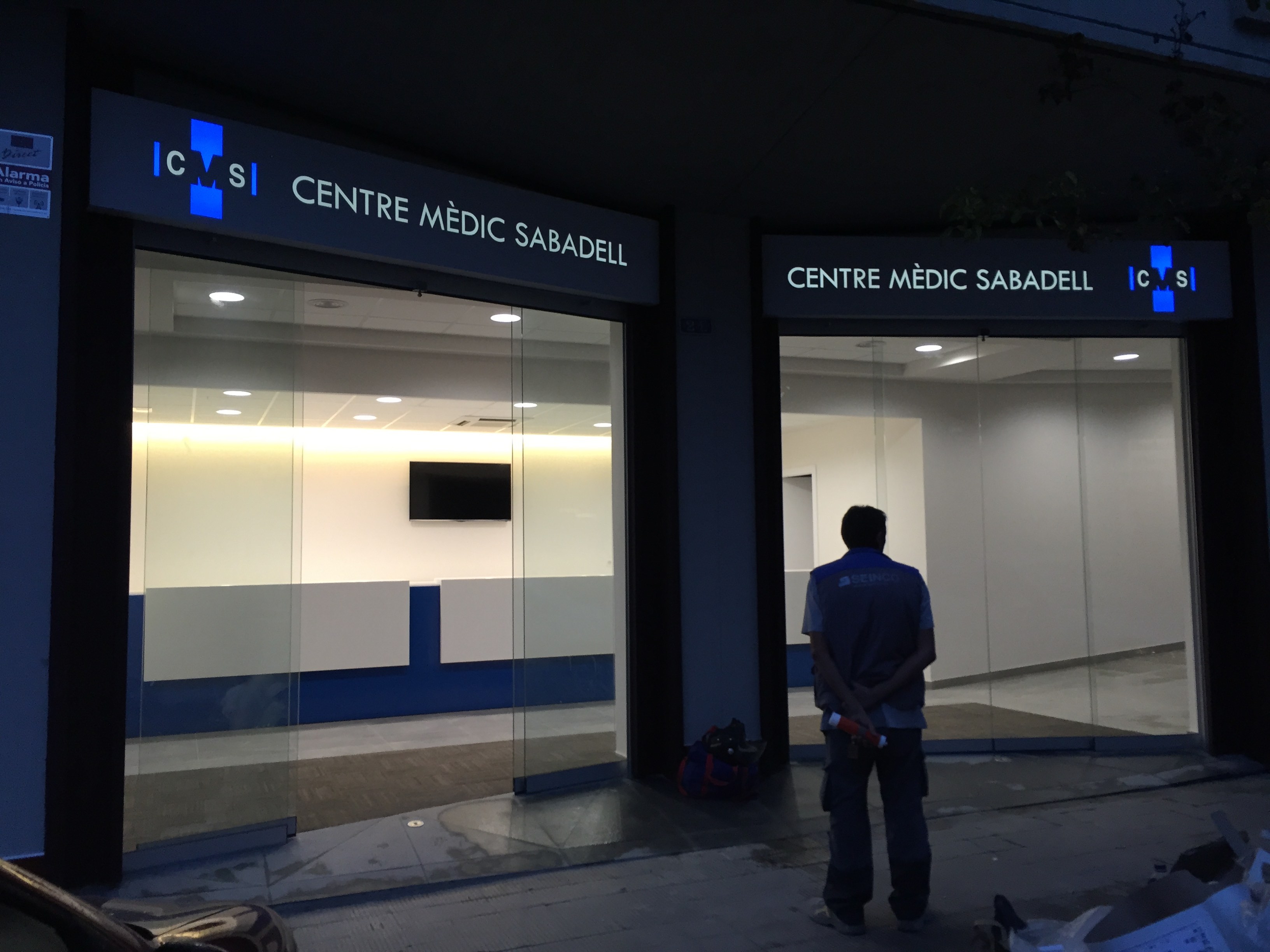 Centro médico en Sabadell planos fachada iluminada