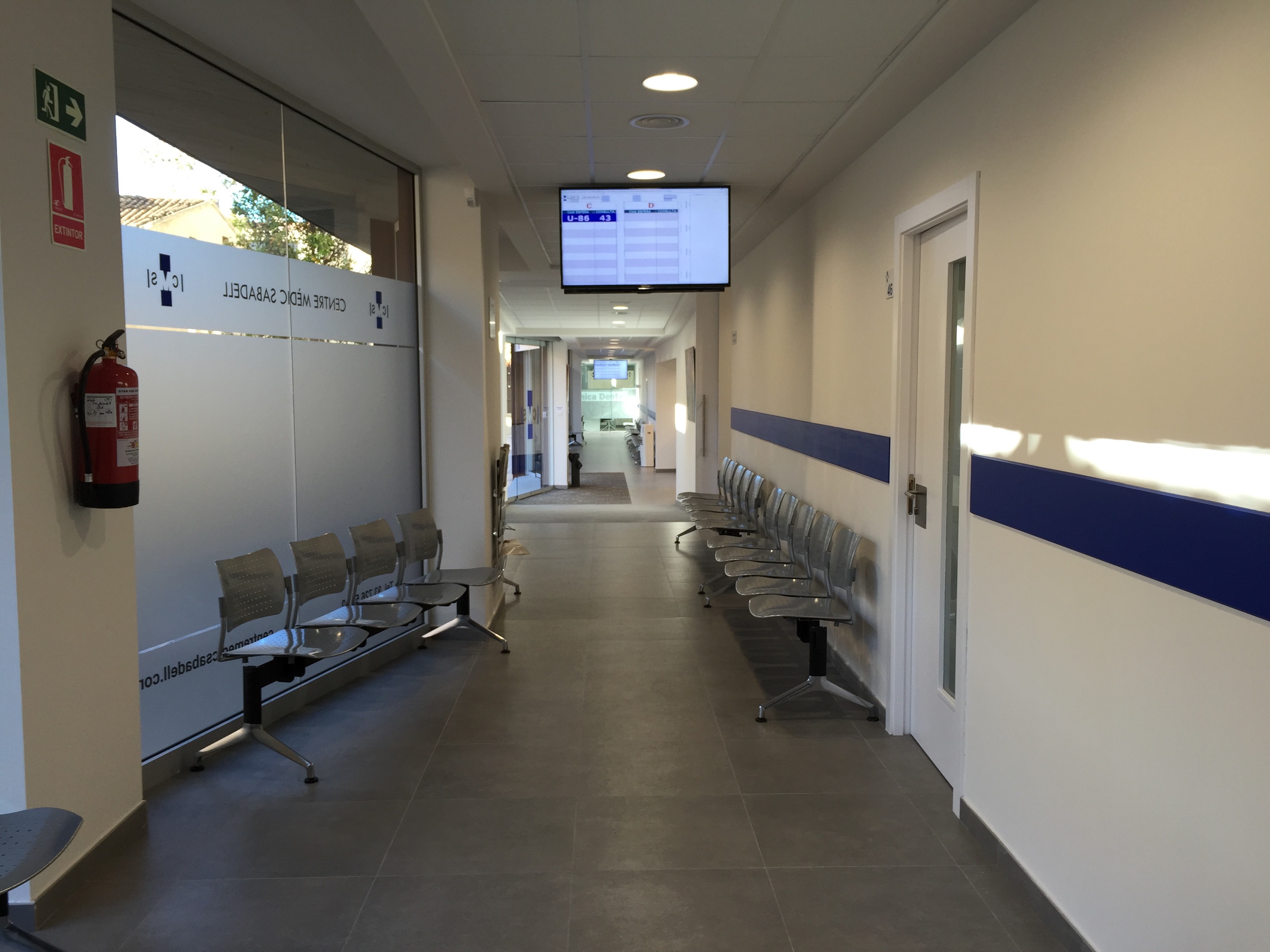 Centro médico en Sabadell pasillo con TV