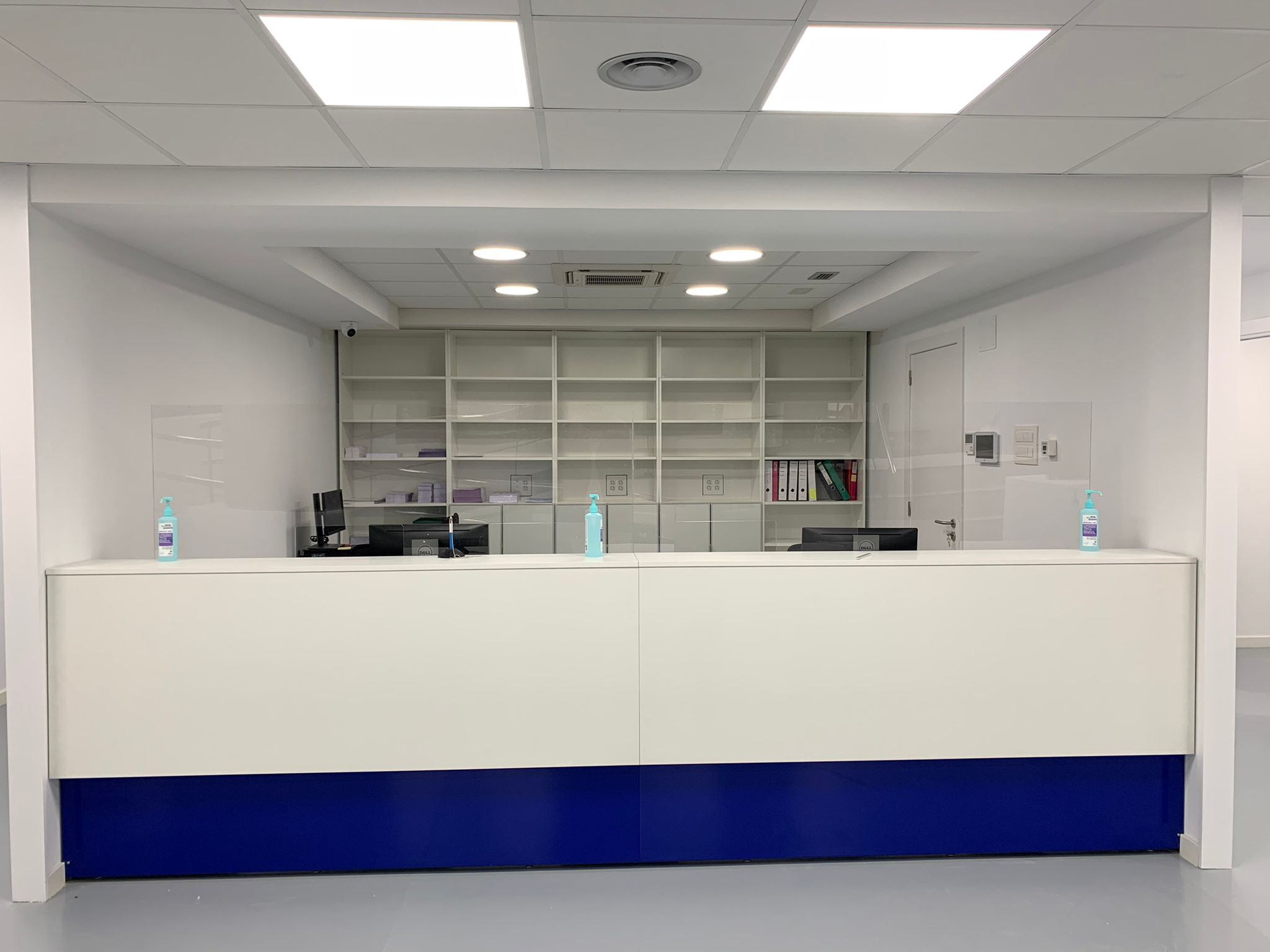 Centro médico Sant Joan Despí recepción muebles CAD CAM
