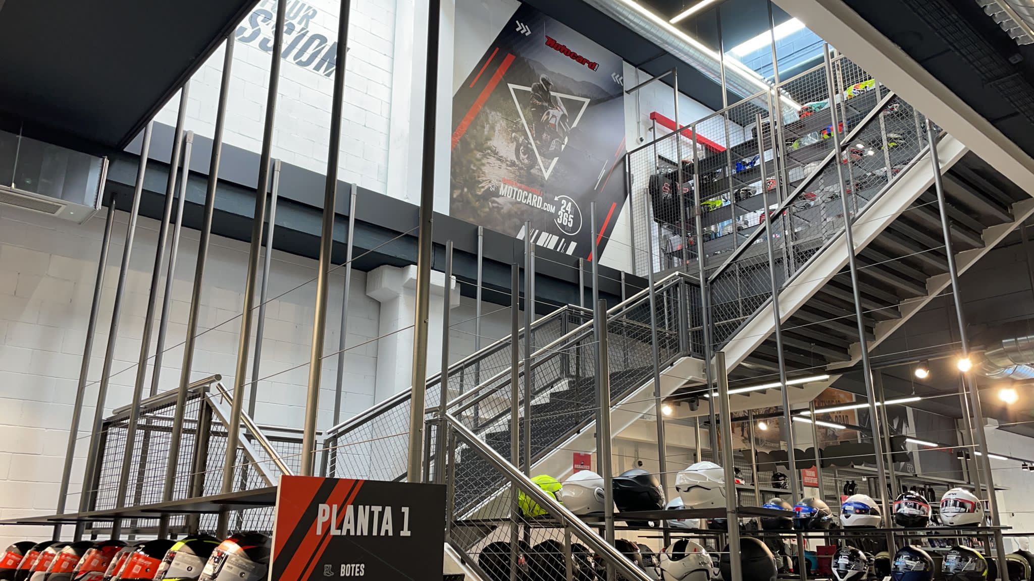 Escalera flotante Motocard final 4